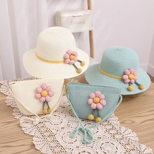 Vue détaillée de chapeaux en paille et sacs assortis avec fleurs pour enfants
