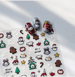 Details von Weihnachts-Nagelstickern mit niedlichen Schneemann- und Lebkuchenmann-Motiven