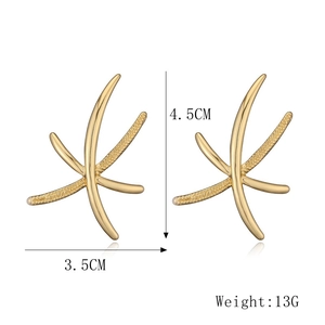 Detailed view of 18K gold heart earrings showing 4.5cm height and 3.5cm width dimensions