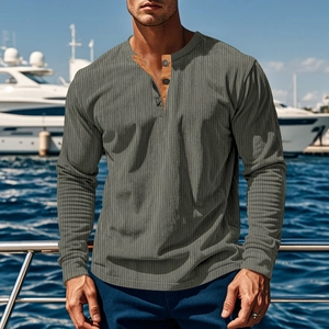 Detail der Waffelstrick-Textur und der Knopfleiste eines Herren Langarm-Henley-Shirts
