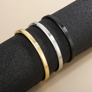 Brazaletes minimalistas de acero de titanio cepillado de 6mm en colores oro plata y negro