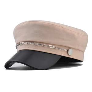 Casquette gavroche en toile beige avec visière en cuir noir et chaîne argentée