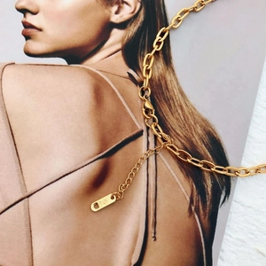 Dettaglio della collana in titanio placcato oro 18k con chiusura regolabile e tag K18