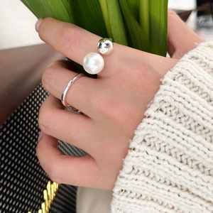Minimalistischer S925 Sterlingsilber Perlenring, verstellbar, am Finger getragen