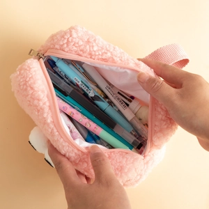 Innenansicht der rosa flauschigen Plüsch-Federtasche mit viel Stauraum für Stifte