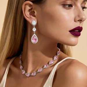 Parure collier et boucles d'oreilles gouttes roses avec cristaux brillants pour femme
