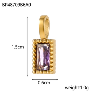 Vue détaillée d'un pendentif rectangulaire doré avec zircon violet et bordure perlée