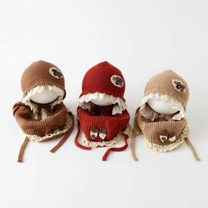 Ensemble bonnet et écharpe en maille pour bébé avec dentelle en café, rouge et abricot