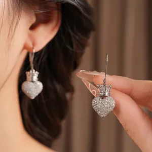 Boucles d'oreilles créoles cœur et couronne en argent avec zircons étincelants