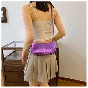 Détail du sac bandoulière en PU métallisé violet avec effet miroir brillant unique