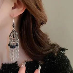 Boucles d'oreilles bohèmes vintage avec cristaux noirs et pompons longs argentés