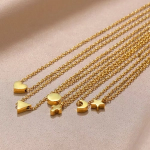 Colliers minimalistes en acier titane doré avec pendentifs cœur et croix élégants
