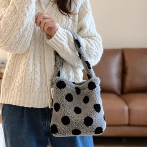 Sac à main mignon en peau de mouton grise à pois noirs avec poignée douce pour l'hiver