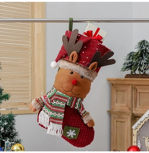 Détail d'une chaussette de Noël renne tricotée avec boîte cadeau dans un décor festif