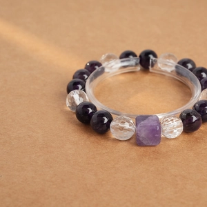 Détail du bracelet en améthyste et cristal blanc avec pièce centrale carrée