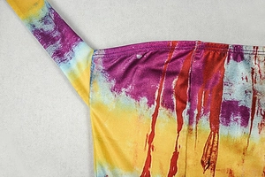 Détails de couture en maille tie-dye sur l'encolure licou de la robe courte