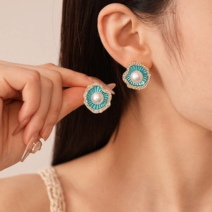 Boucles d'oreilles fleur vintage avec émail bleu, perle et halo de cristaux