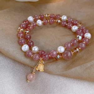 Bracelet double rang en quartz fraise et perles d'eau douce avec clochette dorée