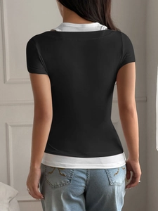 Vue arrière d'un t-shirt noir Y2K à manches courtes avec couche intérieure blanche
