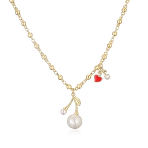 Detail der Goldkette mit rotem Herzanhänger und glänzenden Perlen für einen süßen Stil