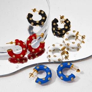 Boucles d'oreilles en C en émail poli avec diamants incrustés en quatre couleurs