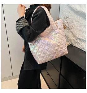 Detailansicht der gesteppten Rautenstruktur mit irisierendem Finish auf rosa Shopper