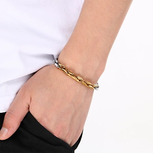 Pulsera de eslabones bicolor oro y plata de acero inoxidable usada en la muñeca