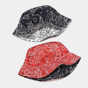 Bob réversible avec motif paisley bandana noir, blanc et rouge pour protection solaire