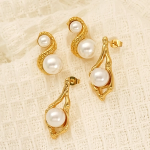 Ensemble de boucles d'oreilles perles dorées avec texture torsadée et métal liquide creux