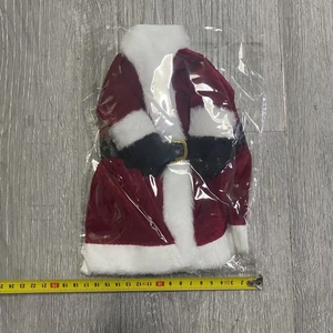 Vue détaillée d'une housse de bouteille de vin en costume de Père Noël avec mesure