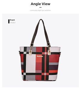 Vue de face du sac à bandoulière à carreaux avec logo métallique et chaîne dorée