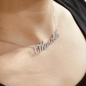 Collier prénom personnalisé en acier inoxydable avec pendentif Marokk au cou