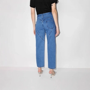 Jean femme taille haute coupe droite bleu avec surpiqûres en forme de cœur au dos