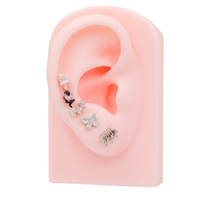 Set di cinque orecchini a lobo in argento con cuori, stelle, farfalle e zirconi rosa