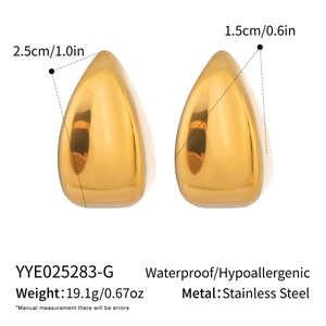 Vue détaillée de boucles d'oreilles dorées avec dimensions et spécifications du matériau