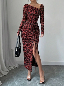 Robe léopard sexy avec décolleté asymétrique et fente à cordon en rouge et noir