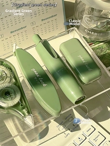 Dettaglio del set di nastri correttori verde sfumato, stili classico e clic.