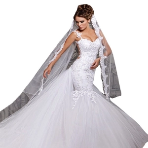 Robe de mariée sirène blanche élégante avec dentelle et une longue traîne en tulle fluide