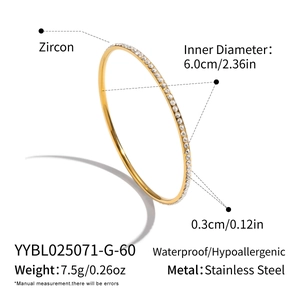 Nahaufnahme des goldenen Edelstahlarmbands mit Zirkonia-Besatz und 6,0 cm Innendurchmesser