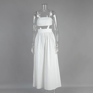 Détail de l'ensemble deux pièces blanc en coton avec haut court et jupe longue plissée