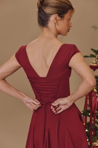 Détail de la robe rouge de style français avec fermeture à lacets dans le dos