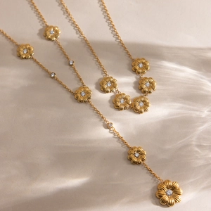 Collier en Y marguerite en acier inoxydable doré 18K avec des détails de zircon blanc