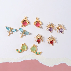 Conjunto de pendientes de insectos bañados en oro 18K con gemas de colores