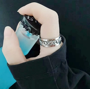 Détail d'une bague tournante en acier inoxydable avec chaîne ouvrant une capsule de bouteille
