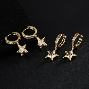 Orecchini a stella placcati oro 18K con zirconi colorati su sfondo nero di lusso