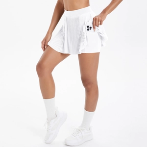Détail de la jupe de sport plissée blanche avec short intégré et poche latérale pour téléphone