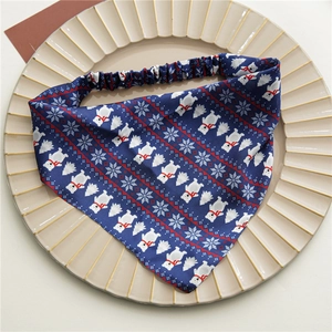 Fascia in raso blu navy con motivi di orsi polari e fiocchi di neve su vassoio di ceramica