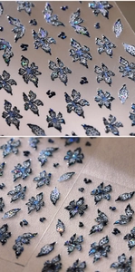 Macro di adesivi per unghie 3D olografici con farfalle e fiori e finitura dorata di lusso