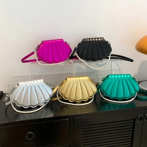 Shell-shaped crossbody bags with pearl chains in fuchsia black silver gold and green