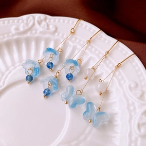 Boucles d'oreilles fleur et papillon en verre bleu dégradé avec crochets dorés